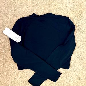 Vuori XL Dune Crop in black. Never worn, with tags attached.